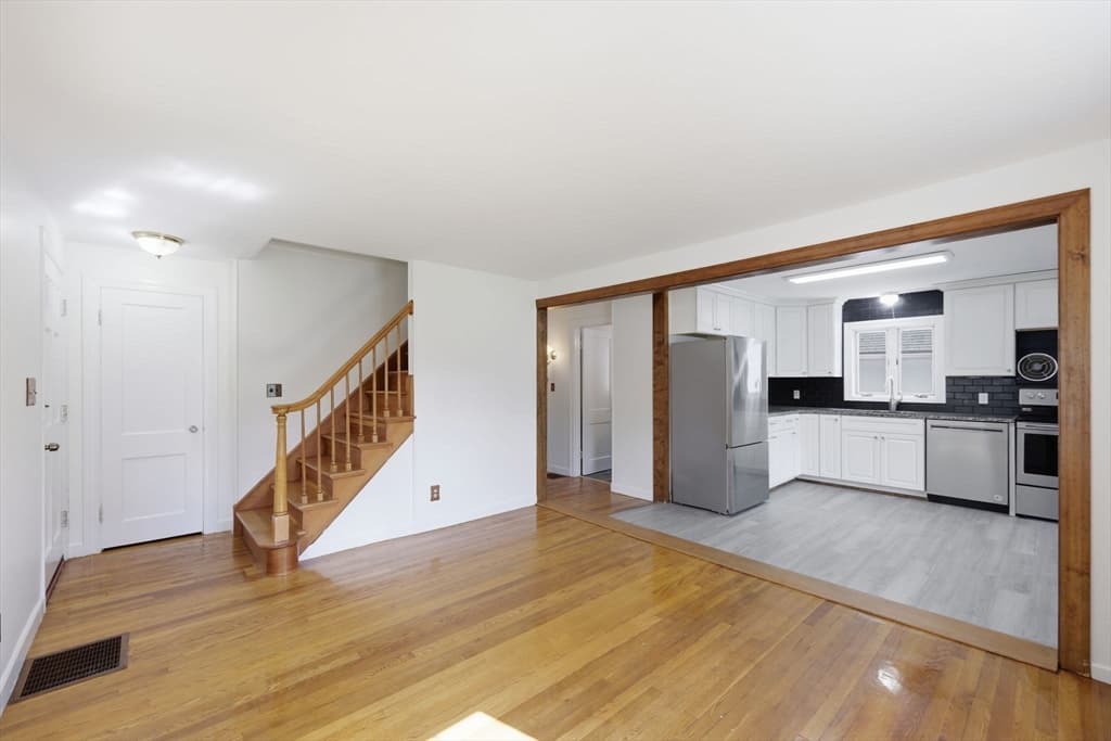 22 Dartmouth St, South Hadley MA 01075 photo 4