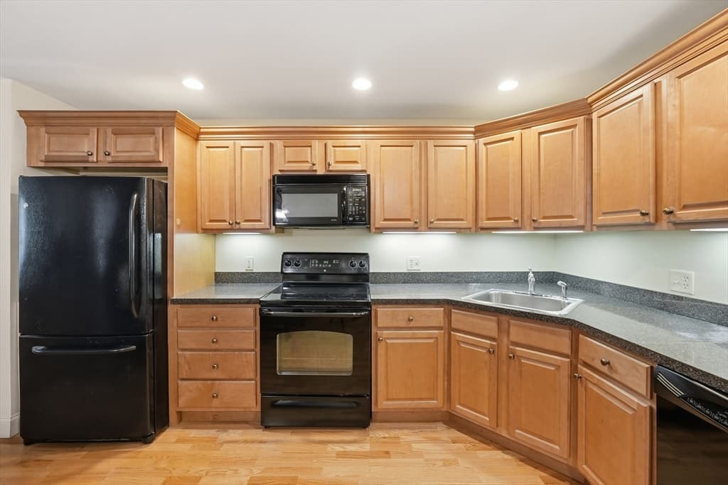 Condominium at 7 Crescent Way # 306, Sturbridge MA 01518, Sturbridge, photo 9 of 42