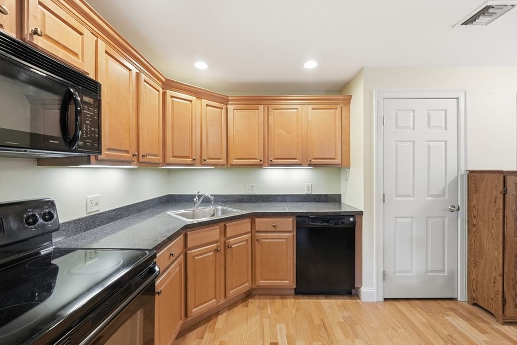 Condominium at 7 Crescent Way # 306, Sturbridge MA 01518, Sturbridge, photo 10 of 42