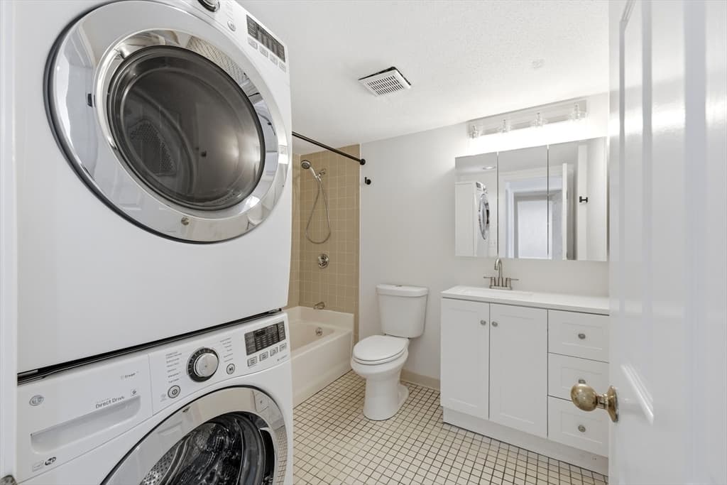 Condominium at 165 Cottage # 701, Chelsea MA 01250, Chelsea, photo 15 of 37