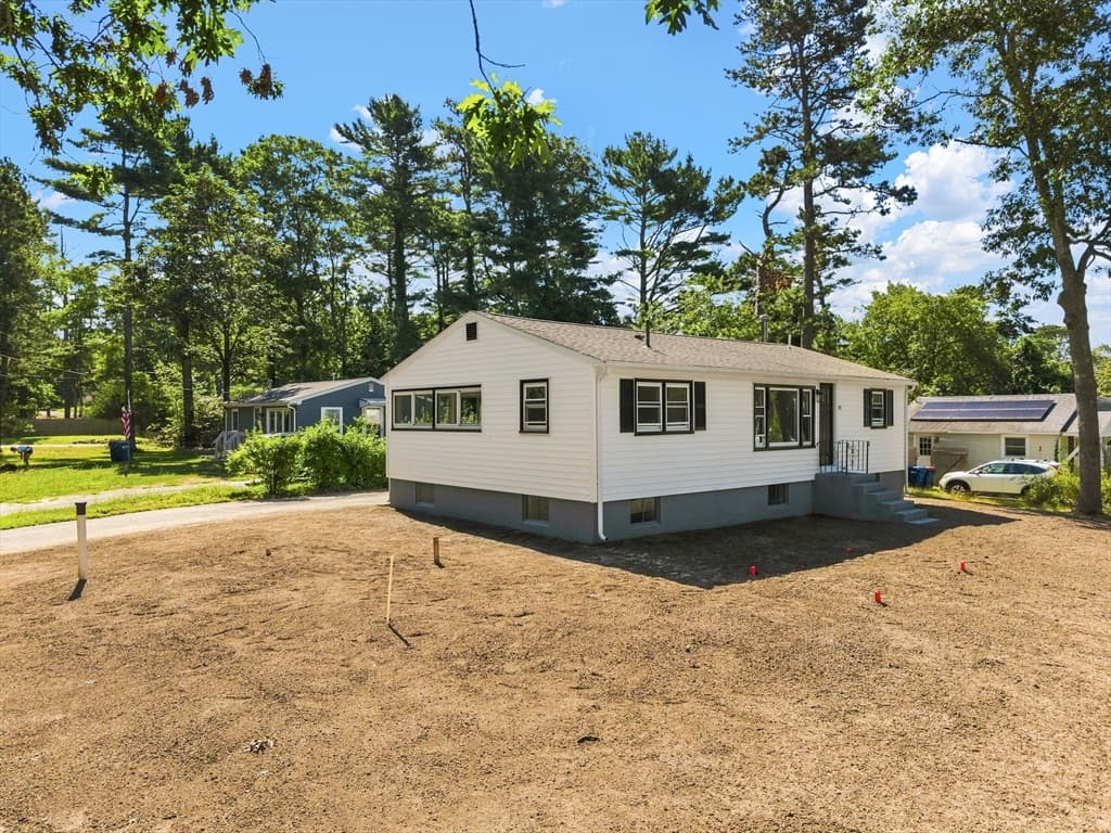 97 Plymouth Ave, Wareham MA 02538 photo 2