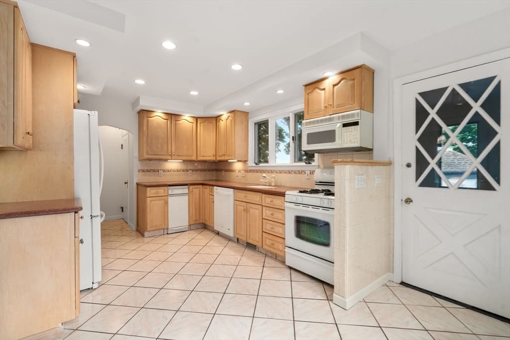 16 Douglas Road, Belmont MA 02478 photo 9