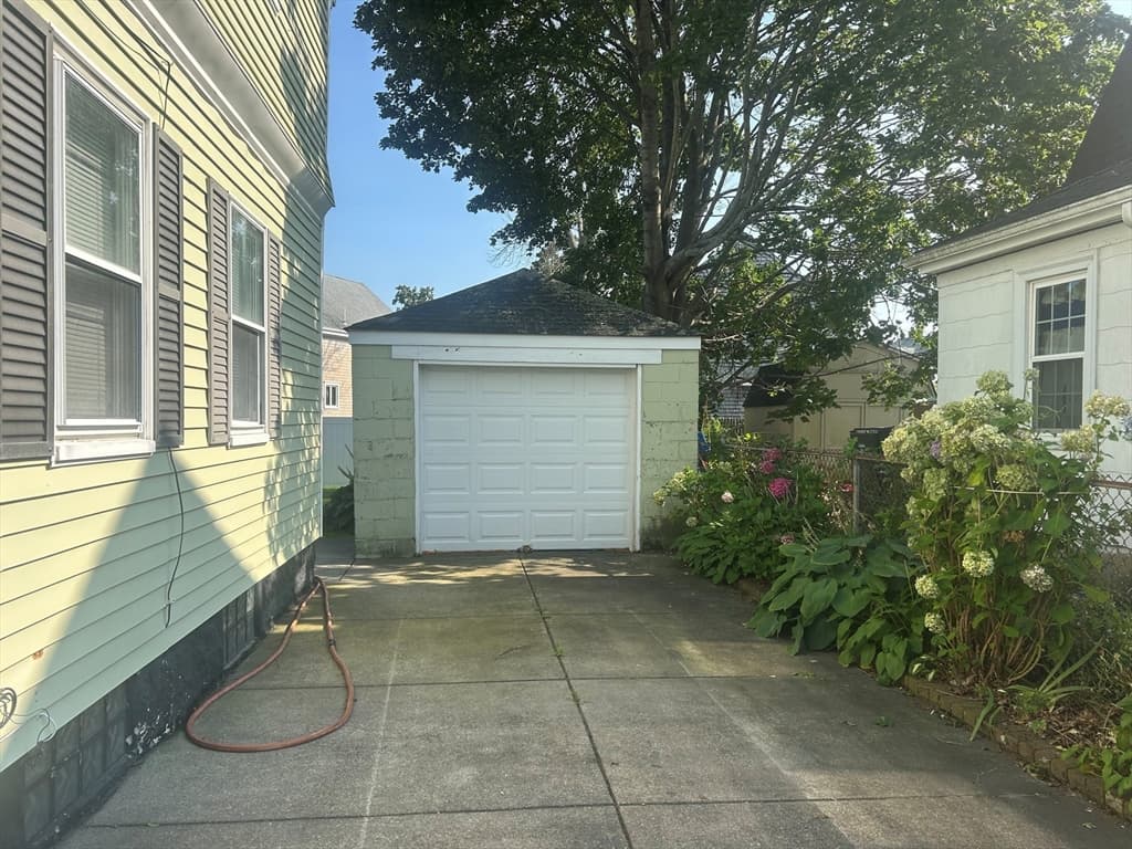 28 Gosnold St, New Bedford MA 02740 photo 3
