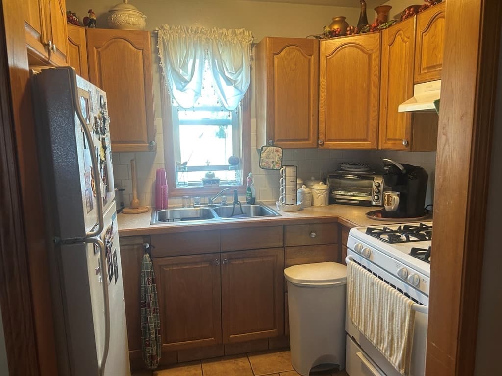 28 Gosnold St, New Bedford MA 02740 photo 4