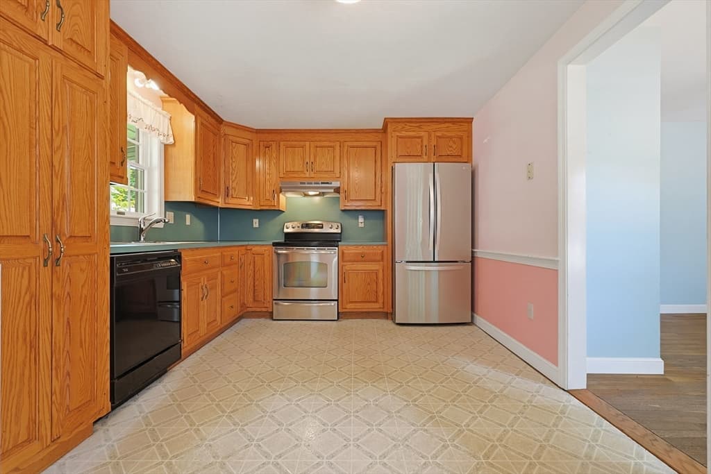 98 Pleasant St, Franklin MA 02038 photo 4