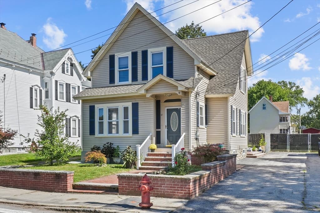 81 5th Ave, Lowell MA 01854