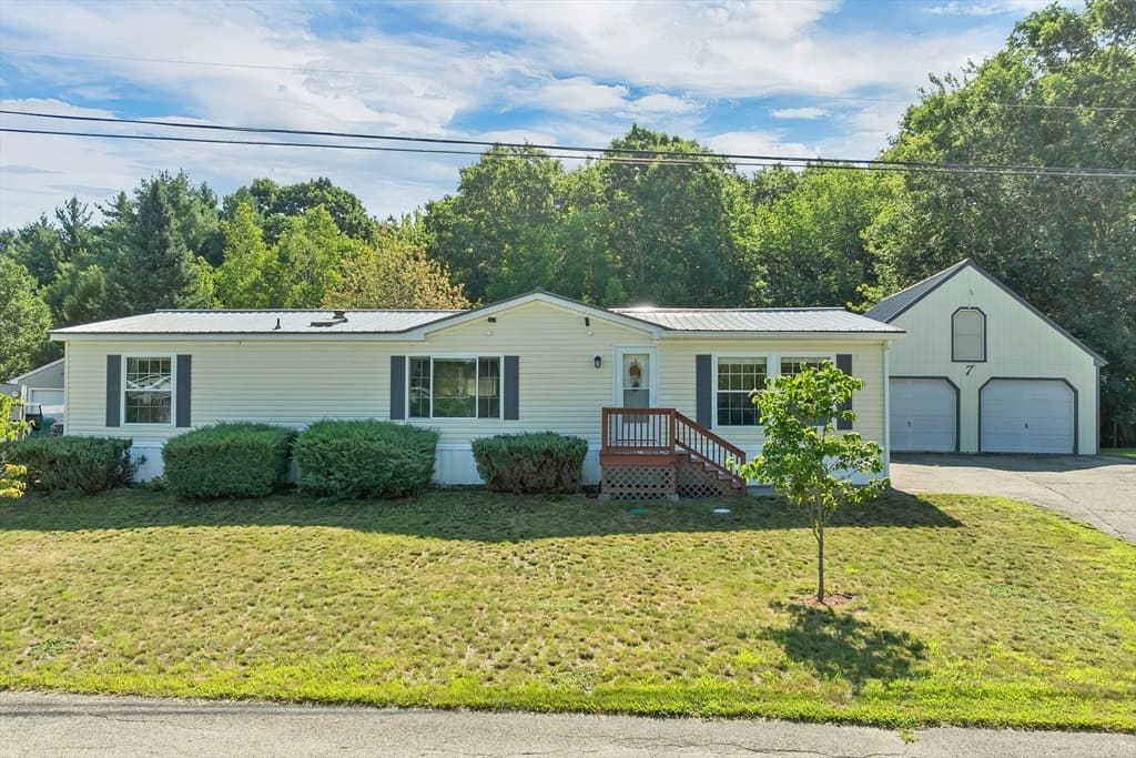 7 Cammett Drive, Raymond NH 03077