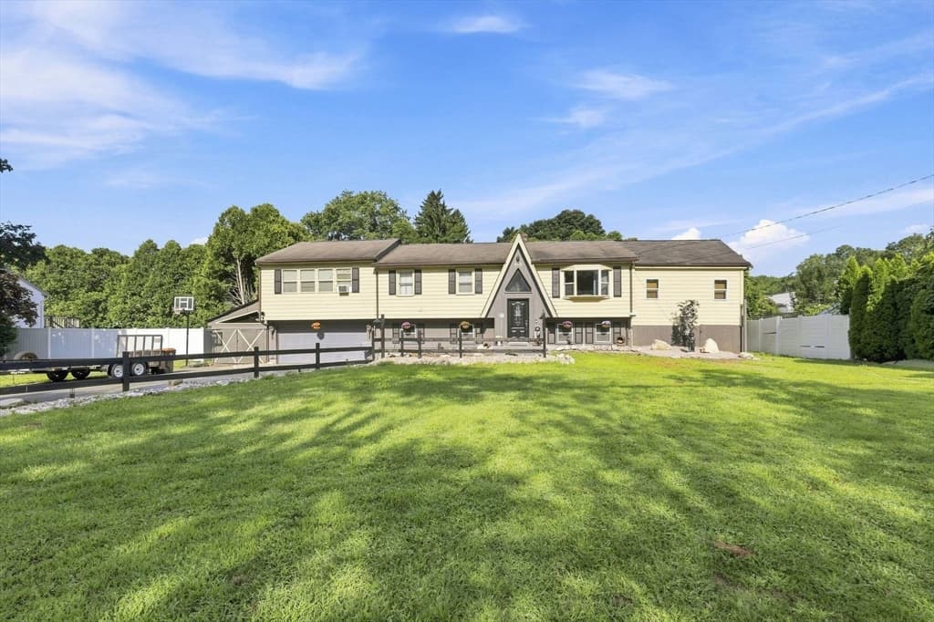 688 S West St, Agawam MA 01030