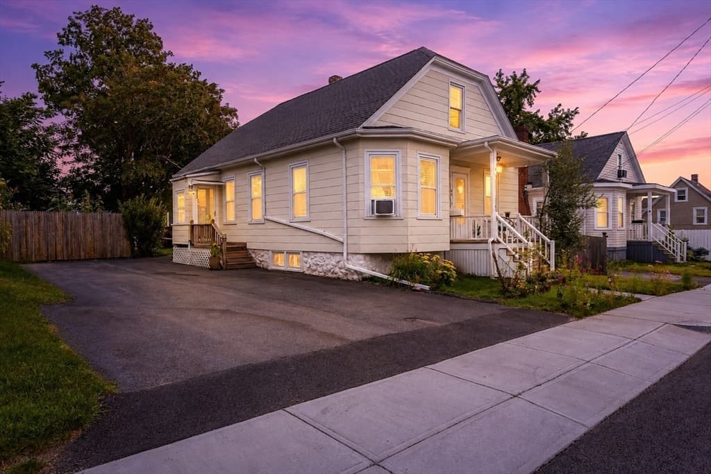 44 Slocum St, Acushnet MA 02743