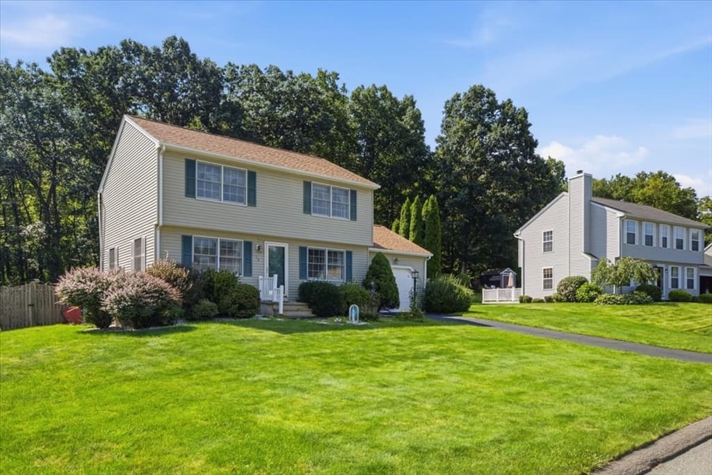 18 Scott Hollow Dr, Holyoke MA 01040