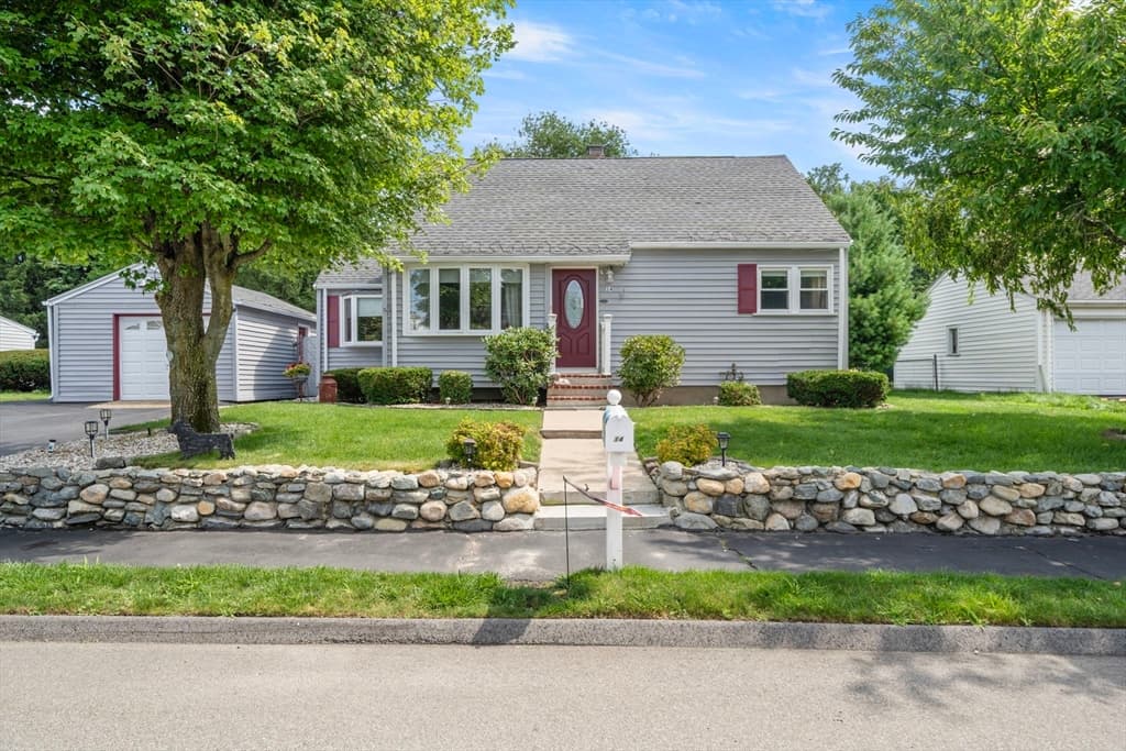 14 Richard Cir, Woburn MA 01801
