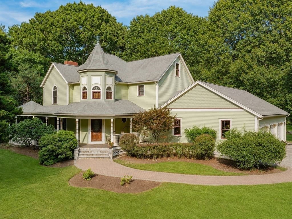 5 Captain Harris Dr, Freetown MA 02702