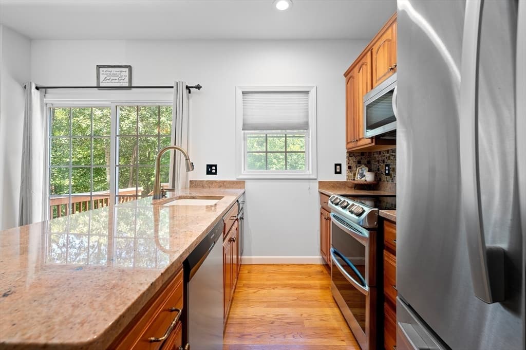 Condominium at 17 Oakes Cir # 17, Millbury MA 01527, Millbury, photo 8 of 34