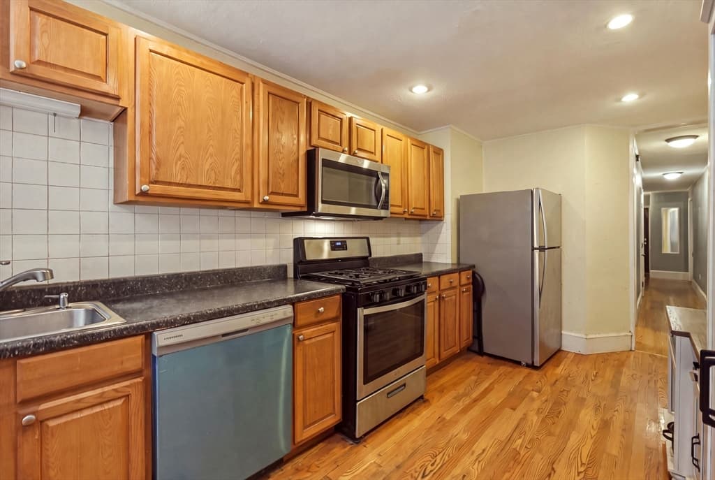 Condominium at 66 Beacon St # 1, Chelsea MA 02150, Chelsea, photo 9 of 27