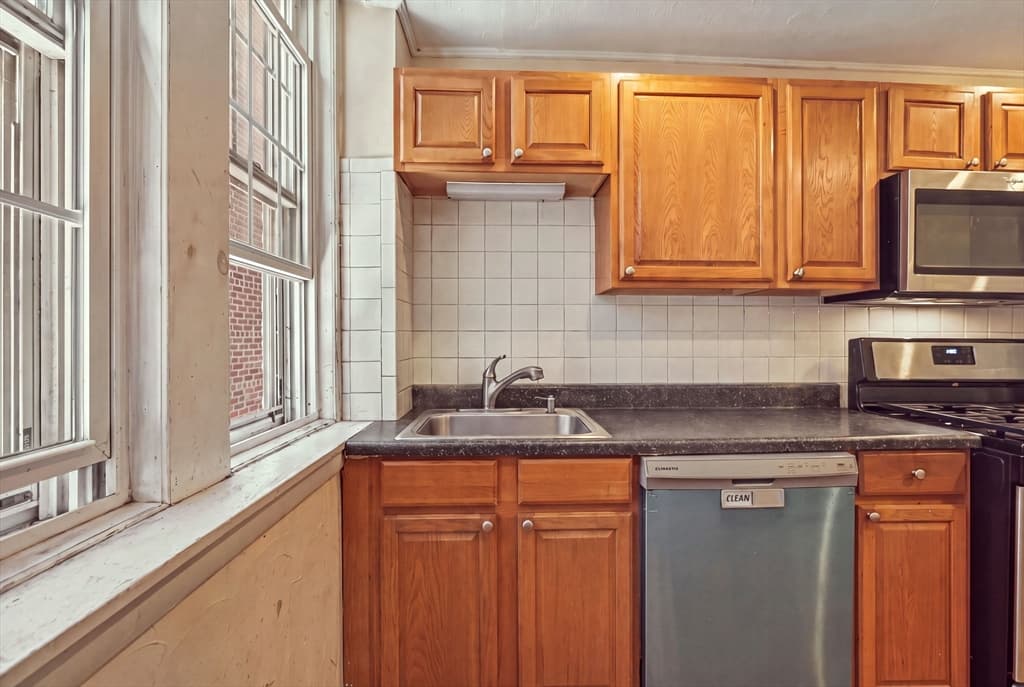 Condominium at 66 Beacon St # 1, Chelsea MA 02150, Chelsea, photo 11 of 27
