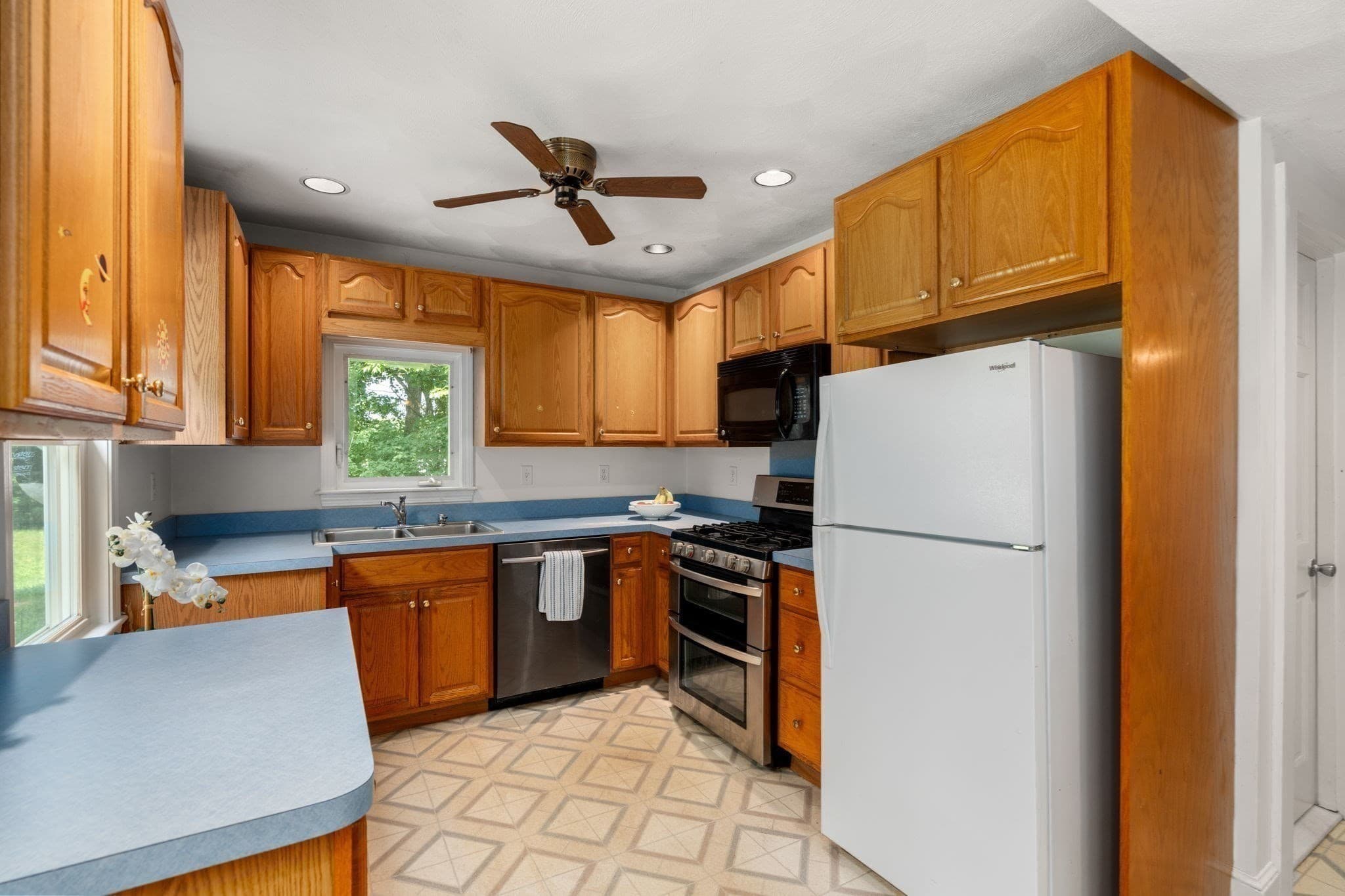 Single Family Residence at 287 Haverhill St, North Reading MA 01864, photo 6 of 34