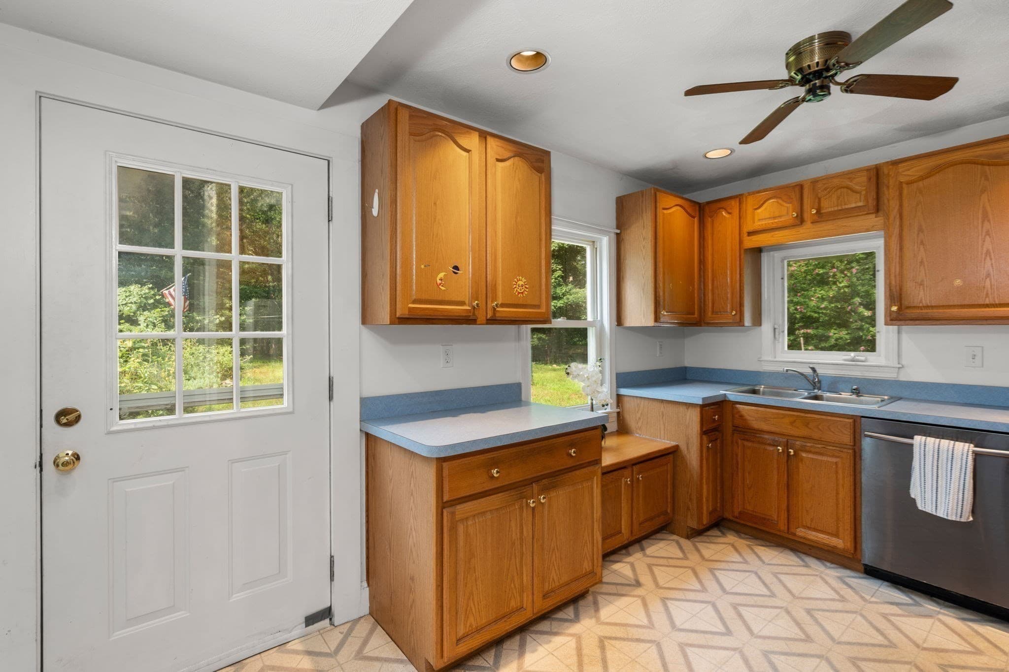 Single Family Residence at 287 Haverhill St, North Reading MA 01864, photo 7 of 34