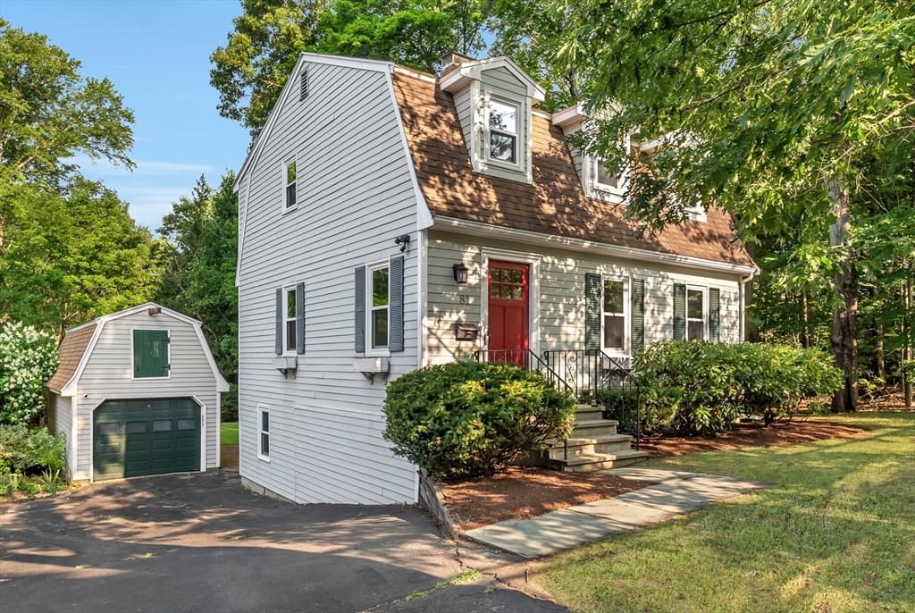 81 Seaver St, Wellesley MA 02481 photo 2