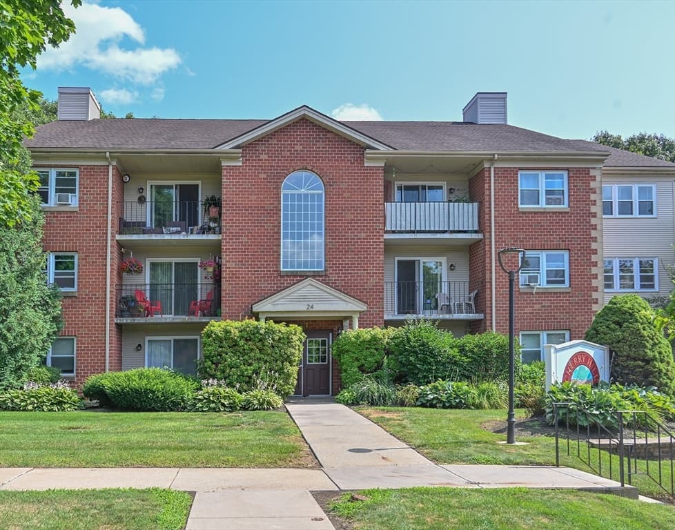 24 Maple Crest Cir # F, Holyoke MA 01040