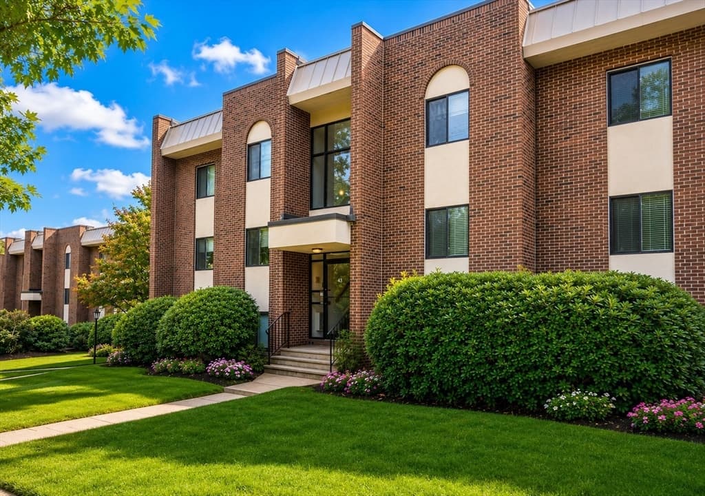 43 Angleside Drive # 1, Waltham MA 02453