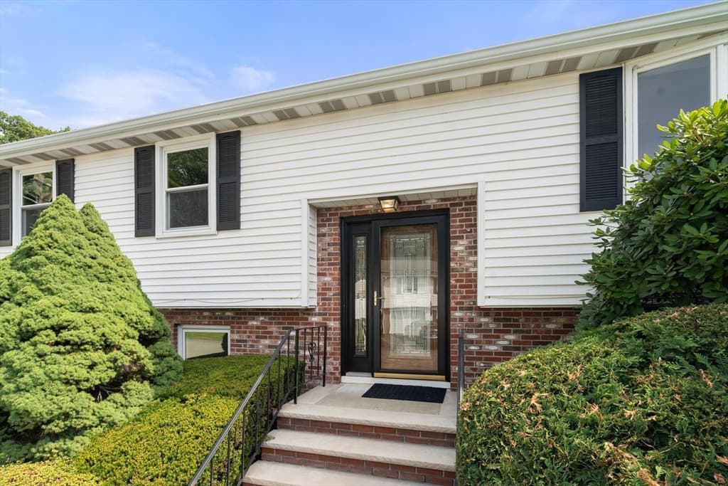 31 Phillips Cir, Waltham MA 02452