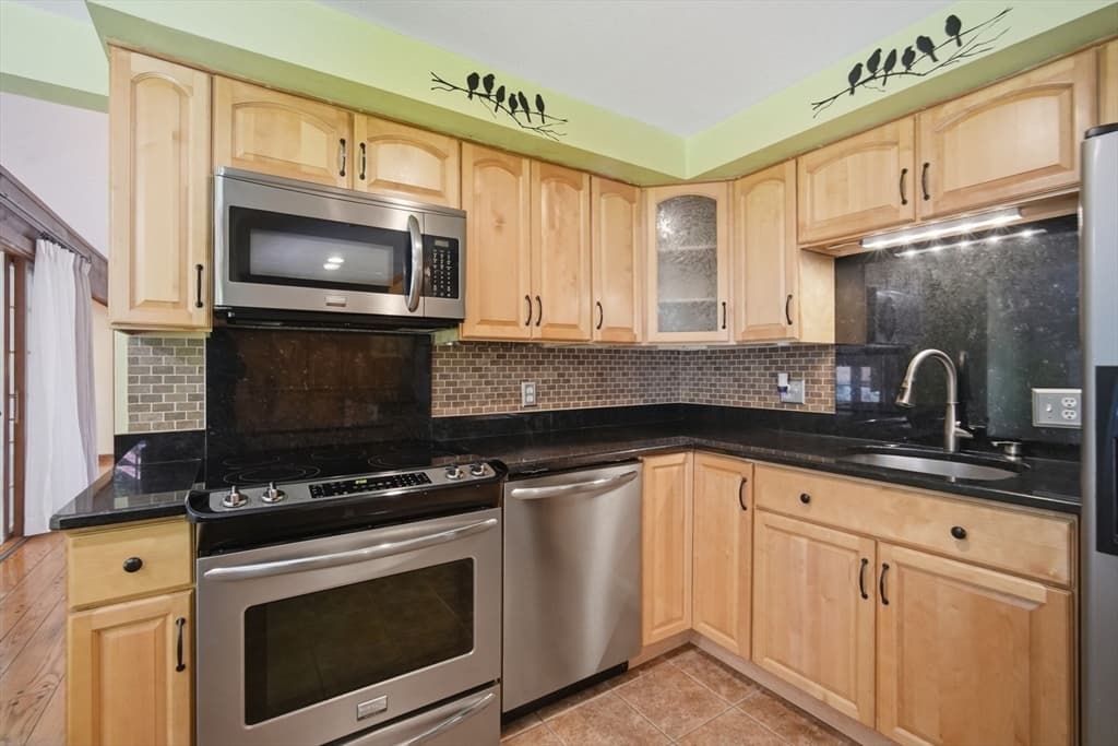 75 Tioga St, Springfield MA 01128 photo 26