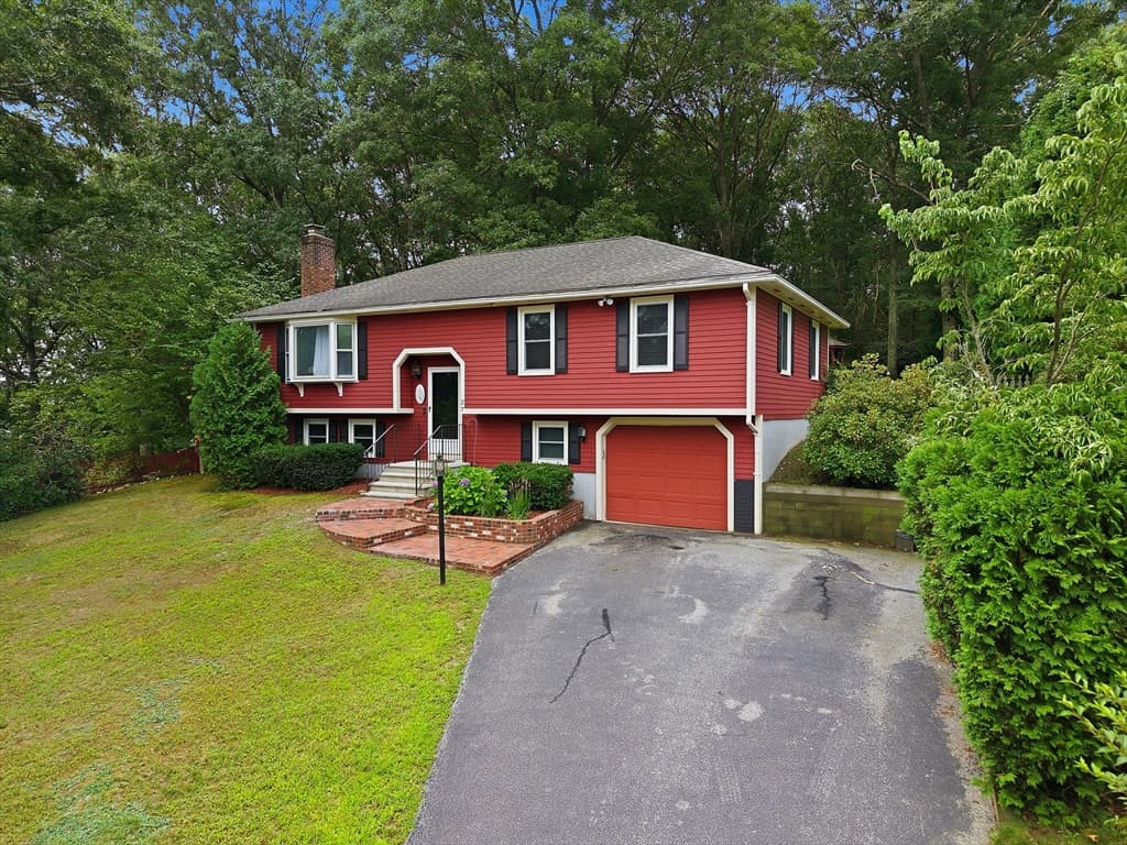 27 Reilly Ave, Blackstone MA 01504