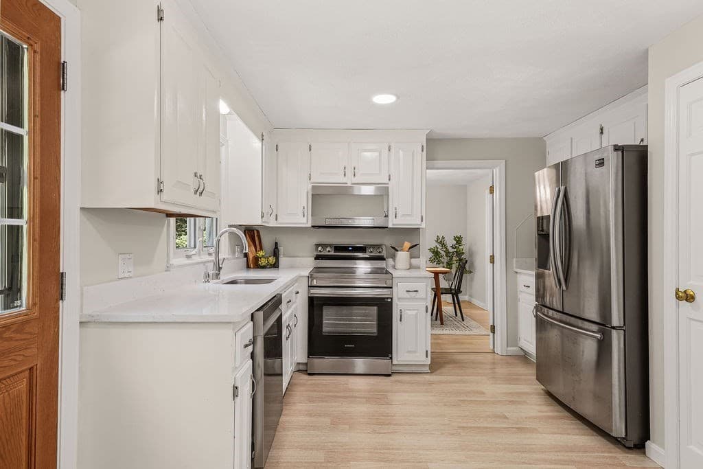 Single Family Residence at 394 Old Farm Rd, Franklin MA 02038, photo 12 of 42