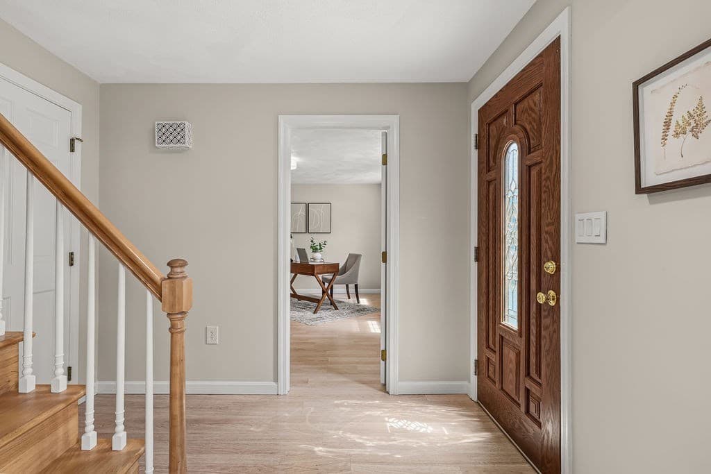 Single Family Residence at 394 Old Farm Rd, Franklin MA 02038, photo 4 of 42
