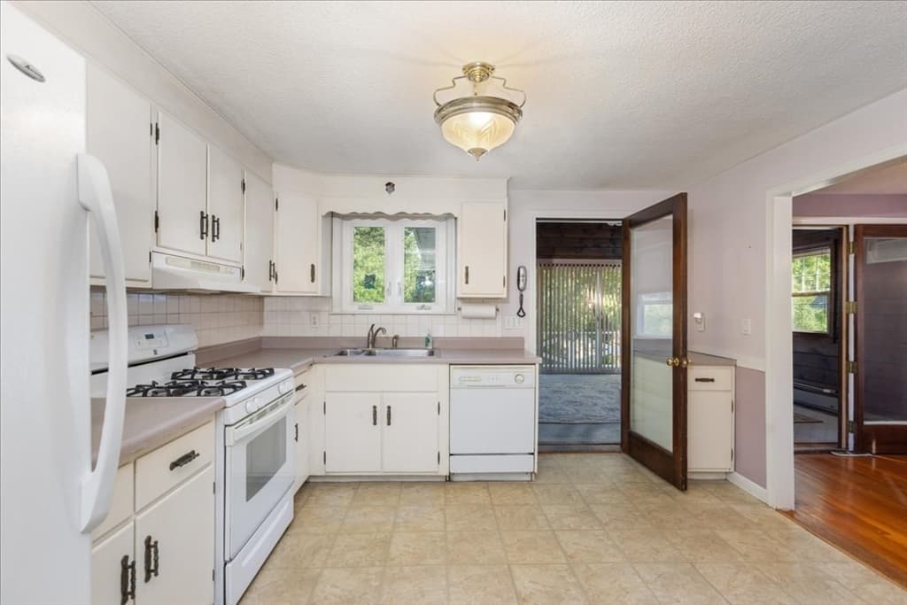 15 Blue Jay Avenue, Dracut MA 01826 photo 4