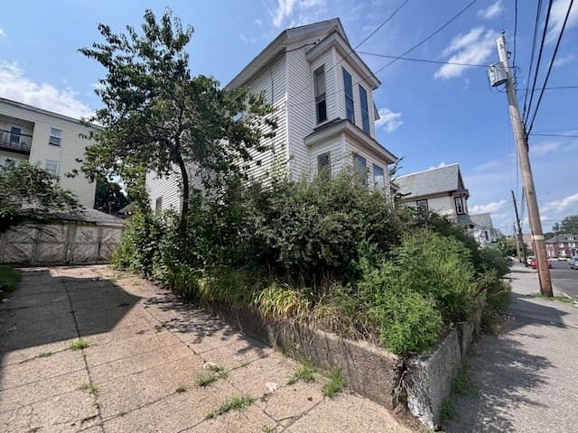 41 Mount Vernon St, Lowell MA 01854