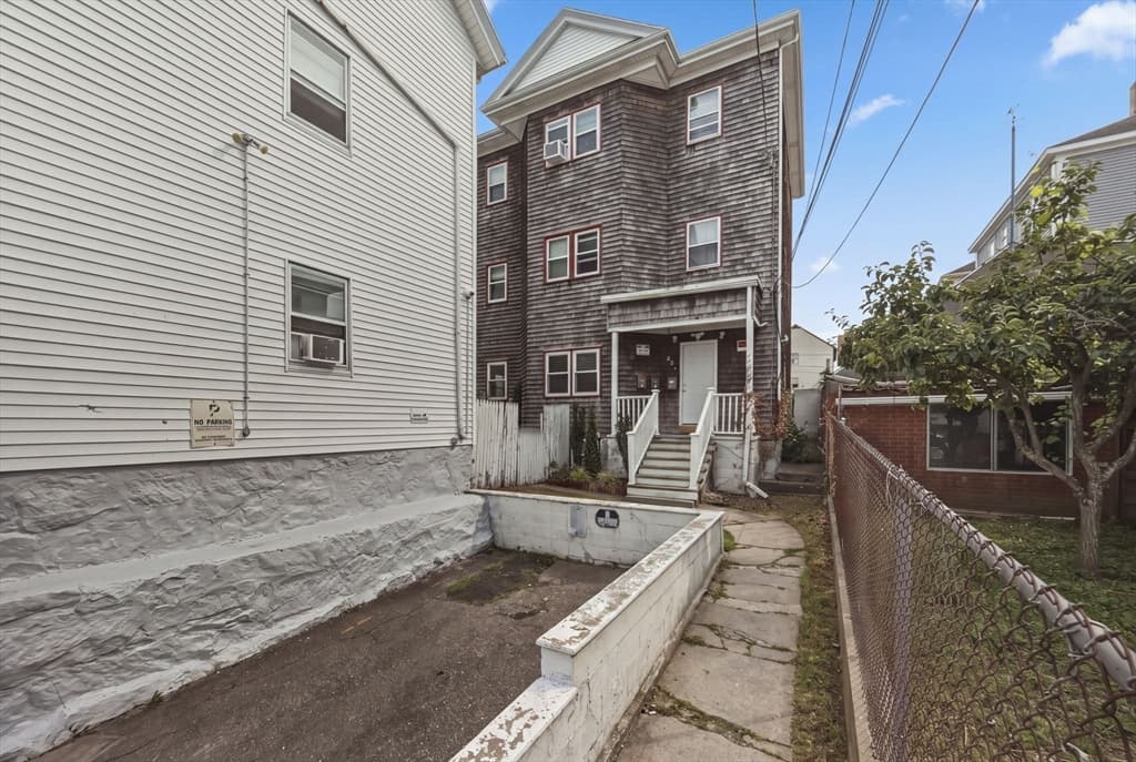 231 County St, Fall River MA 02723 photo 3
