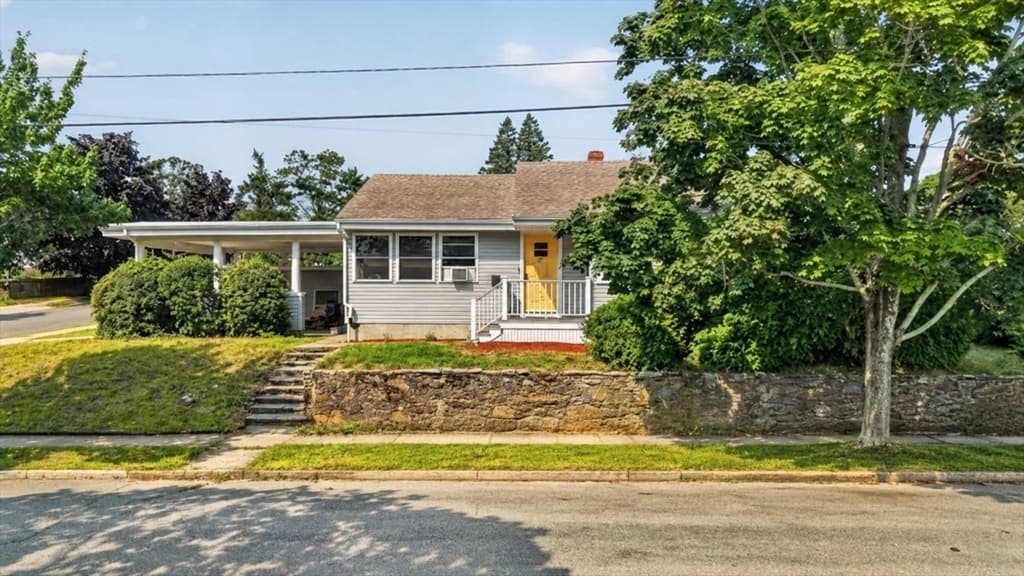 221 Rochambeau St, New Bedford MA 02745