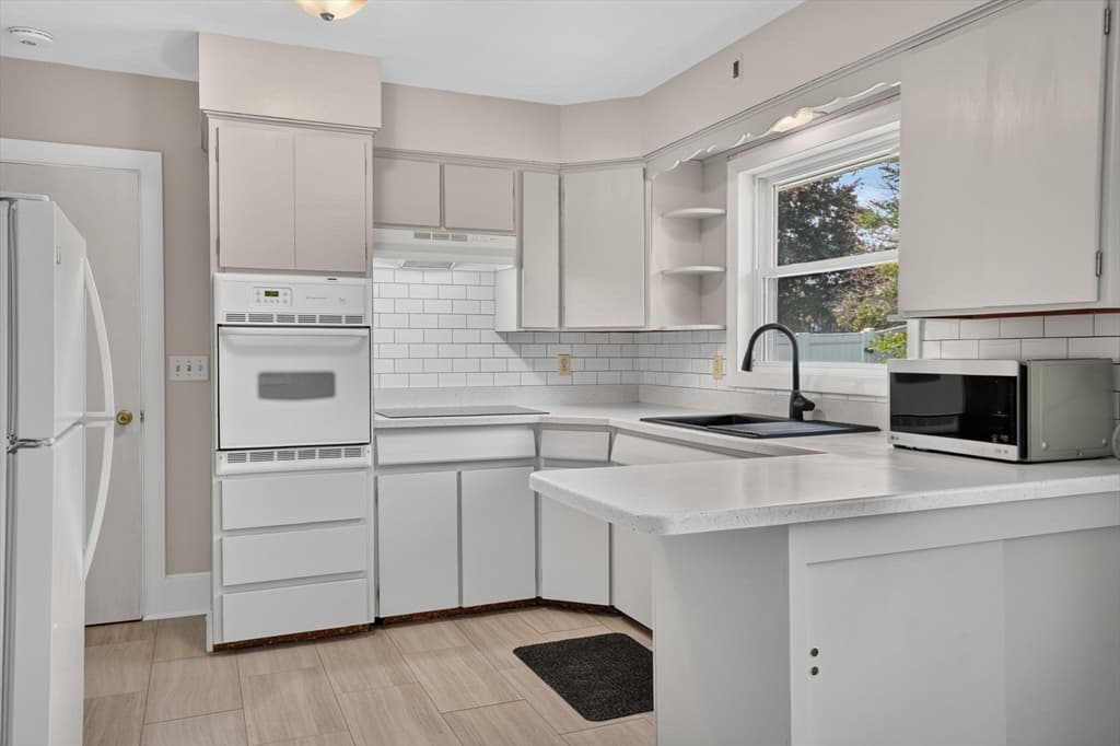 221 Rochambeau St, New Bedford MA 02745 photo 8