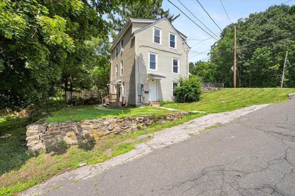 165 Pleasant St., Southbridge MA 01604