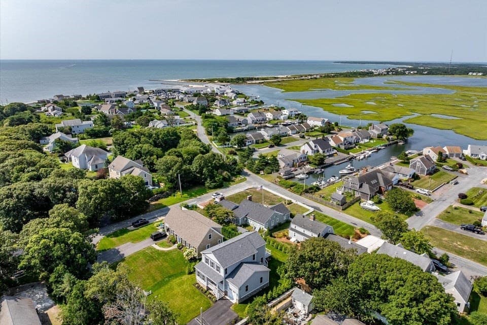 29 Parkers Neck Road, Yarmouth MA 02664