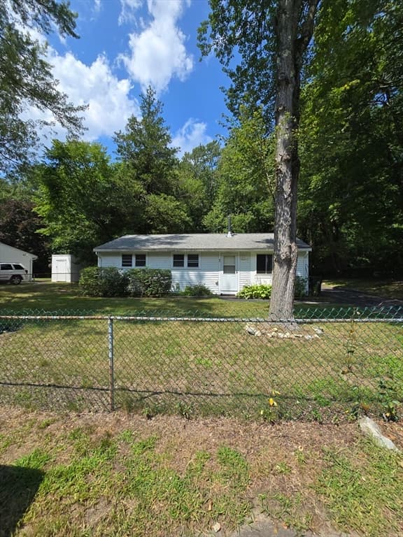 41 Potter Dr, Bellingham MA 02019