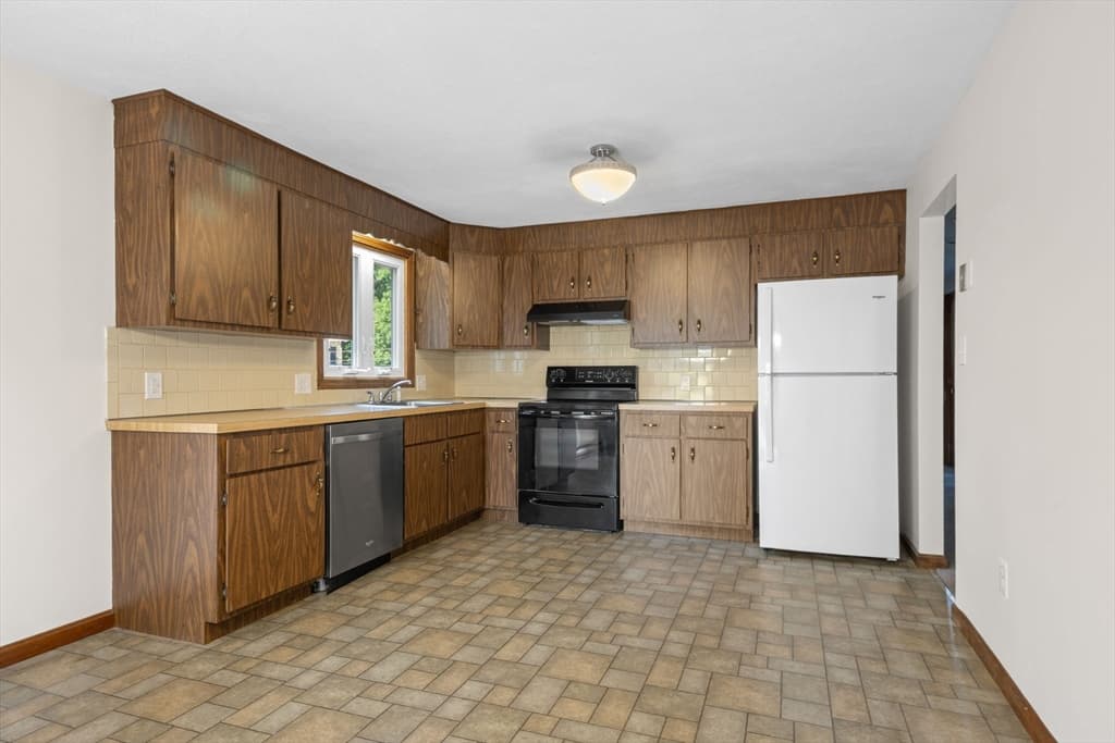 80 Kilby St, Woburn MA 01801 photo 3