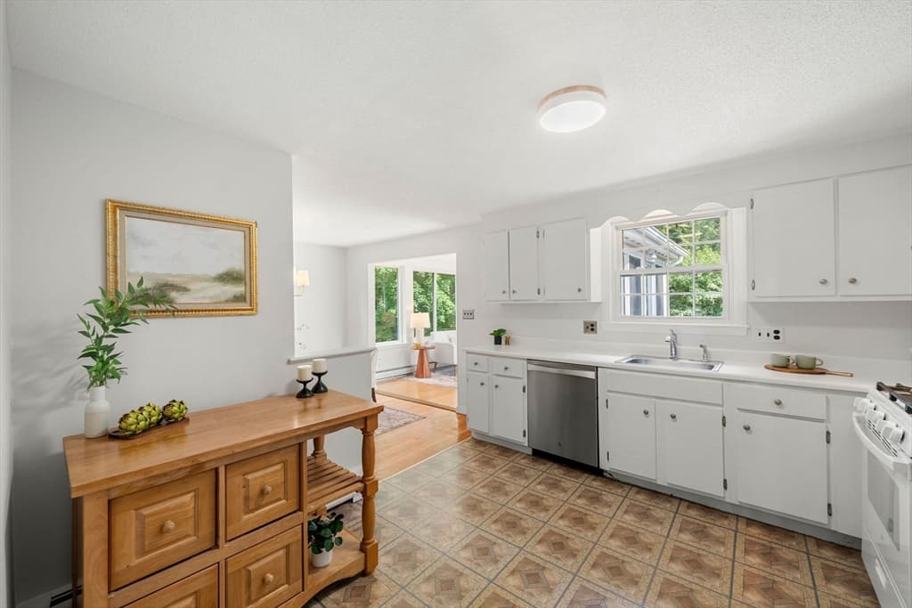 21 Freeport Dr, Burlington MA 01803 photo 13