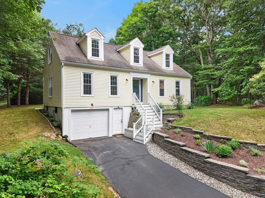 81 Moon Hill Rd, Northbridge MA 01534