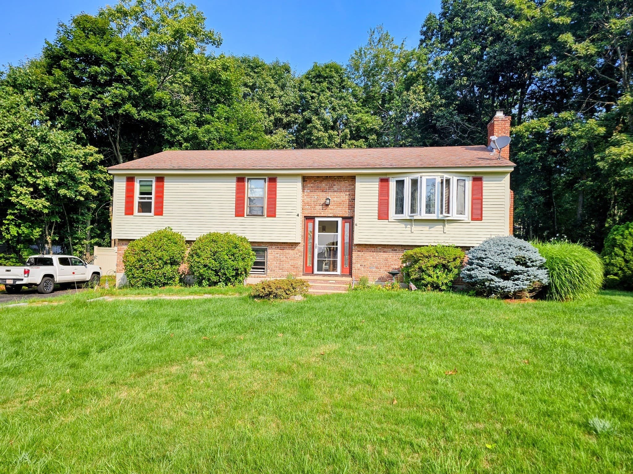 Single Family Residence at 4 Sycamore Dr, Rutland MA 01543, Rutland, photo 2 of 27