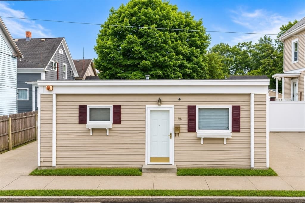 96 Locust St, New Bedford MA 02740