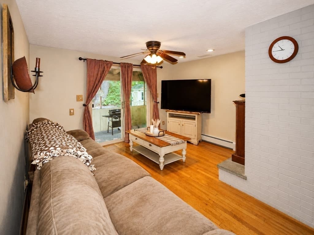 137 Wilson St, Spencer MA 01562 photo 3
