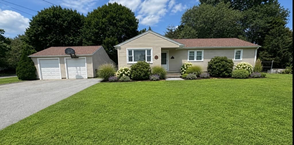 91 Pageotte St, Acushnet MA 02743