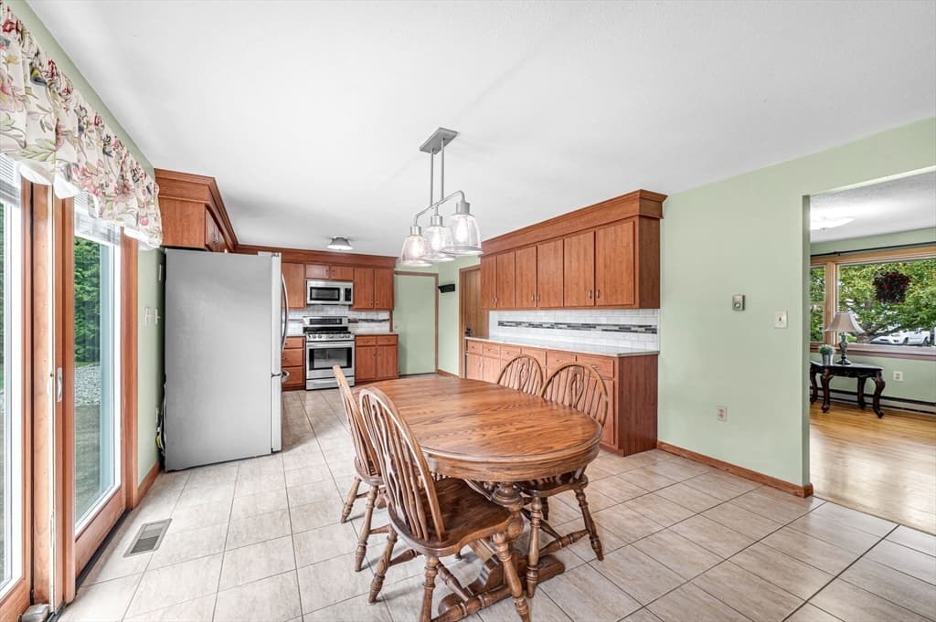 17 Breton Ln, Holyoke MA 01040 photo 12