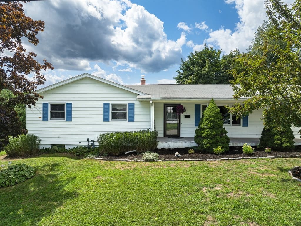 17 Breton Ln, Holyoke MA 01040