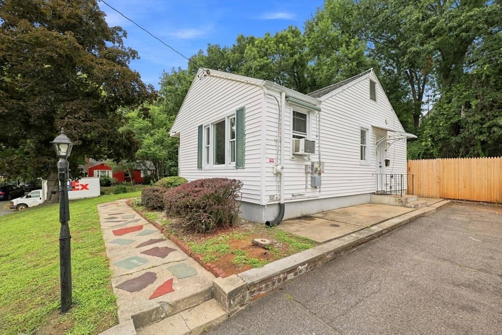 46 Kay St, Springfield MA 01109 photo 3