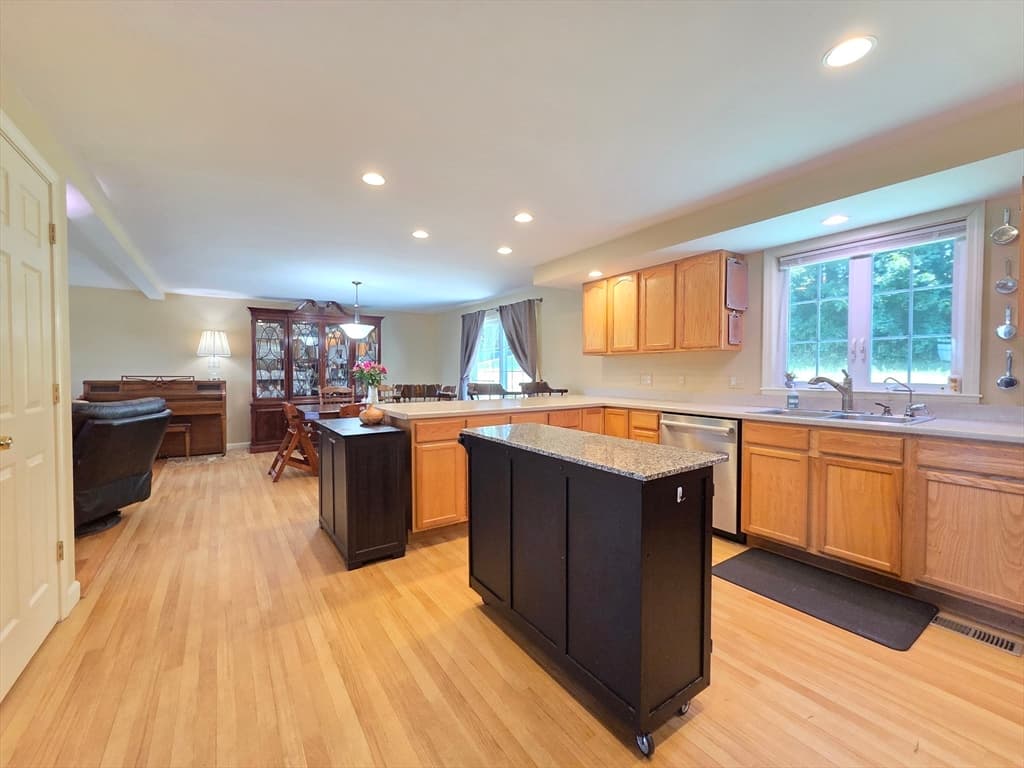 29 Cushing Rd, Webster MA 01570 photo 9