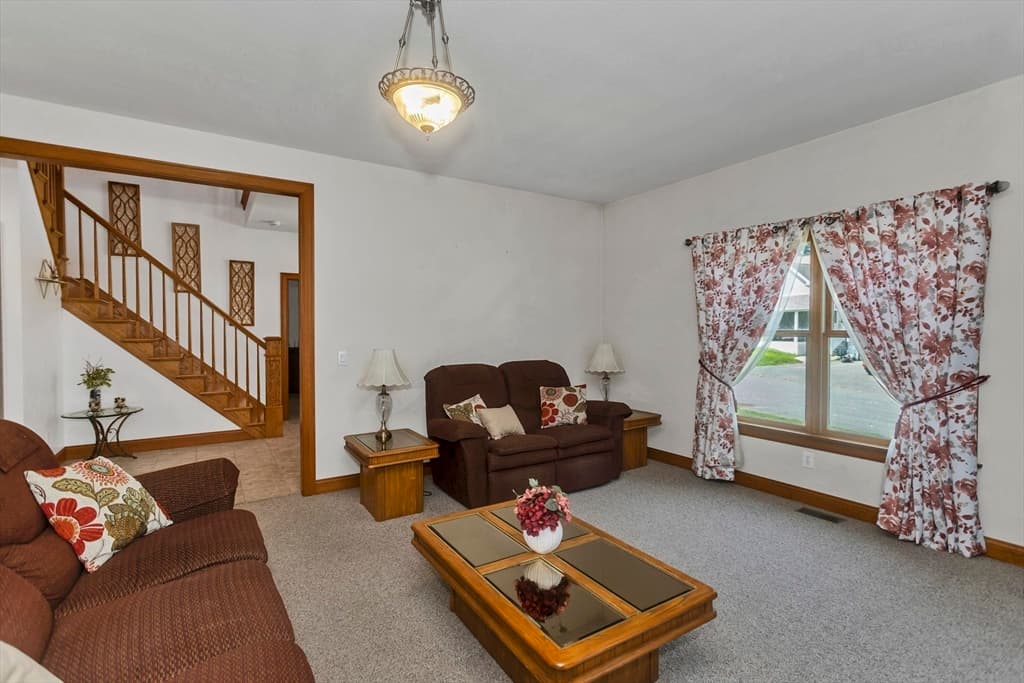 27 Landing Dr, Chicopee MA 01020 photo 3