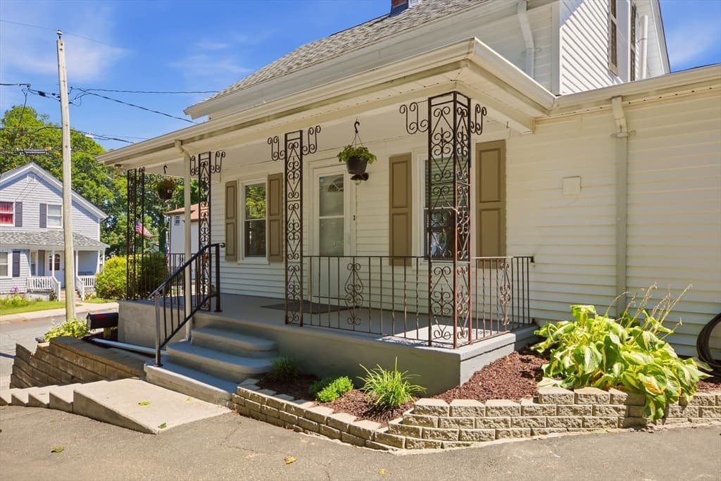 225 Mount Pleasant St, Fall River MA 02720